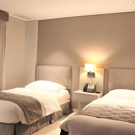 Moevenpick Hotel & Resort Al Bida'A Salmiya Luaran gambar A room at the hotel