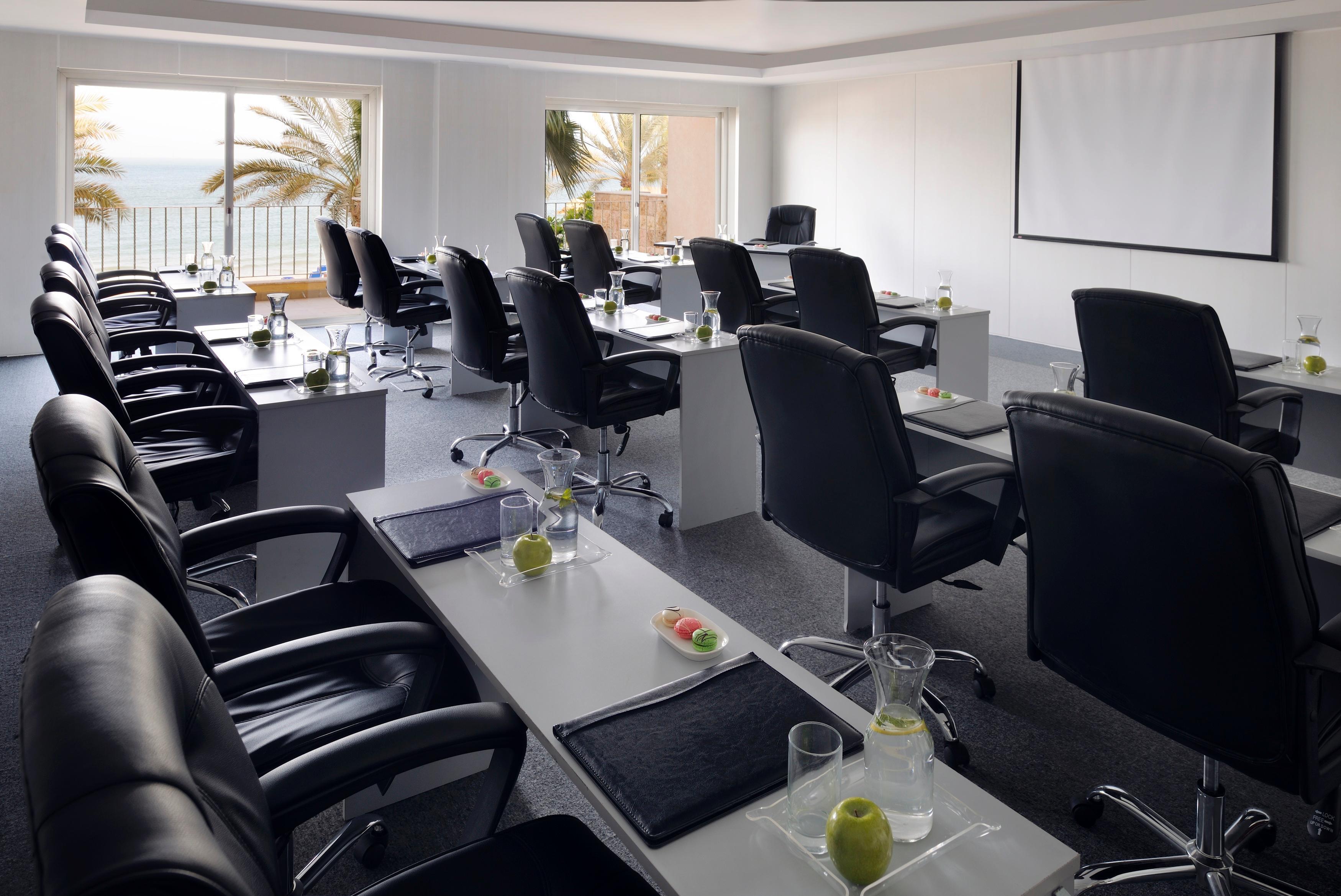 Moevenpick Hotel & Resort Al Bida'A Salmiya Luaran gambar Meeting room