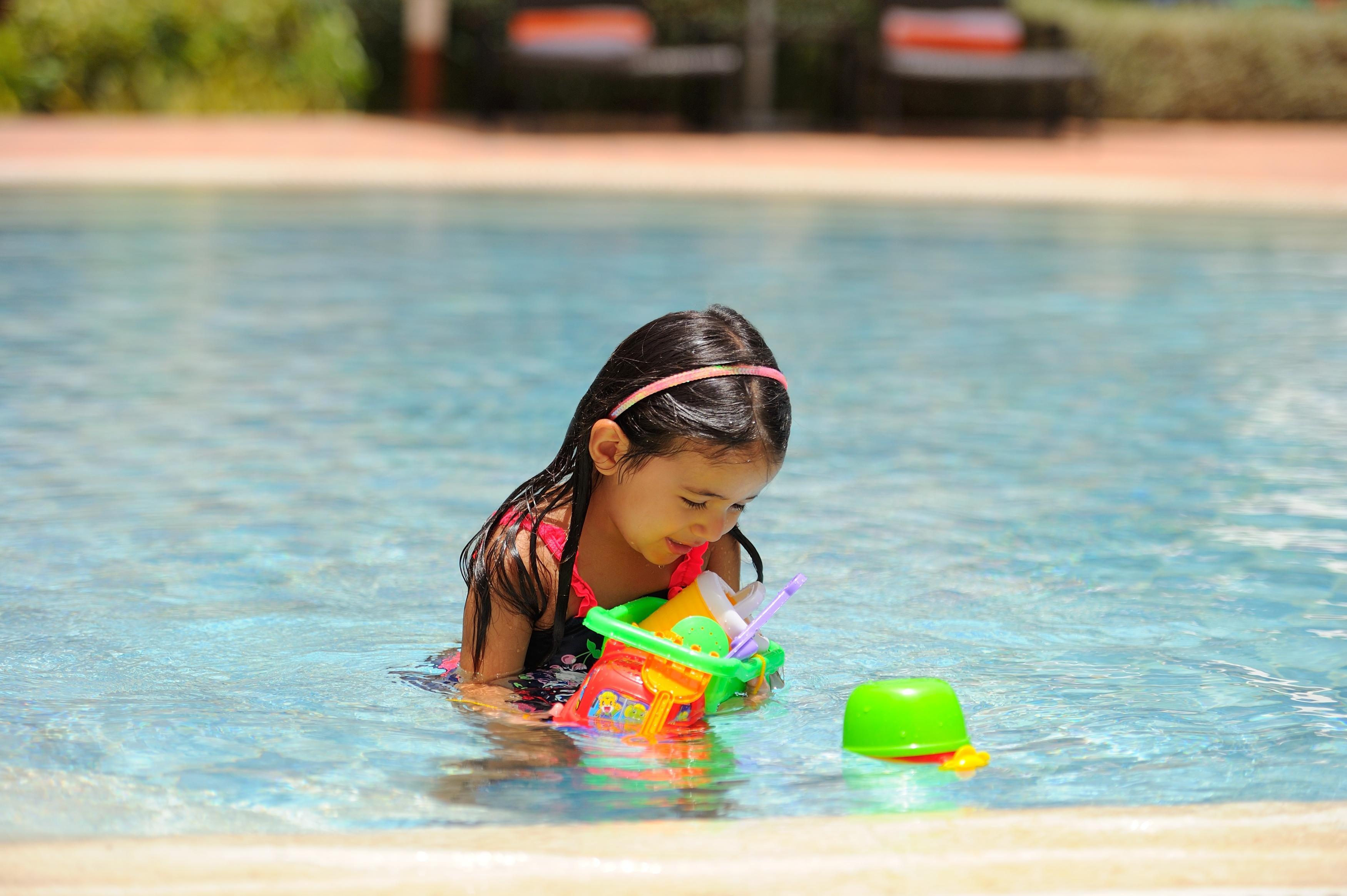 Moevenpick Hotel & Resort Al Bida'A Salmiya Luaran gambar A child playing with toys in a swimming pool