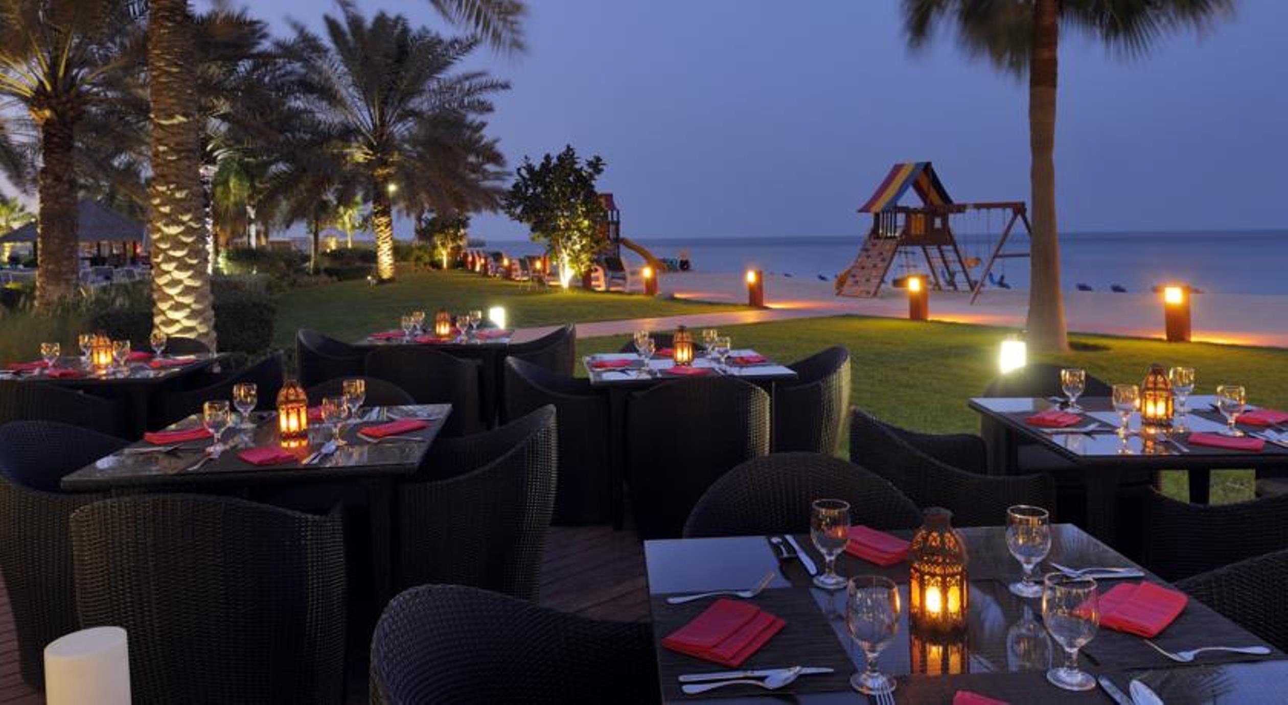 Moevenpick Hotel & Resort Al Bida'A Salmiya Luaran gambar Beachfront dining at Jumeirah Beach Hotel