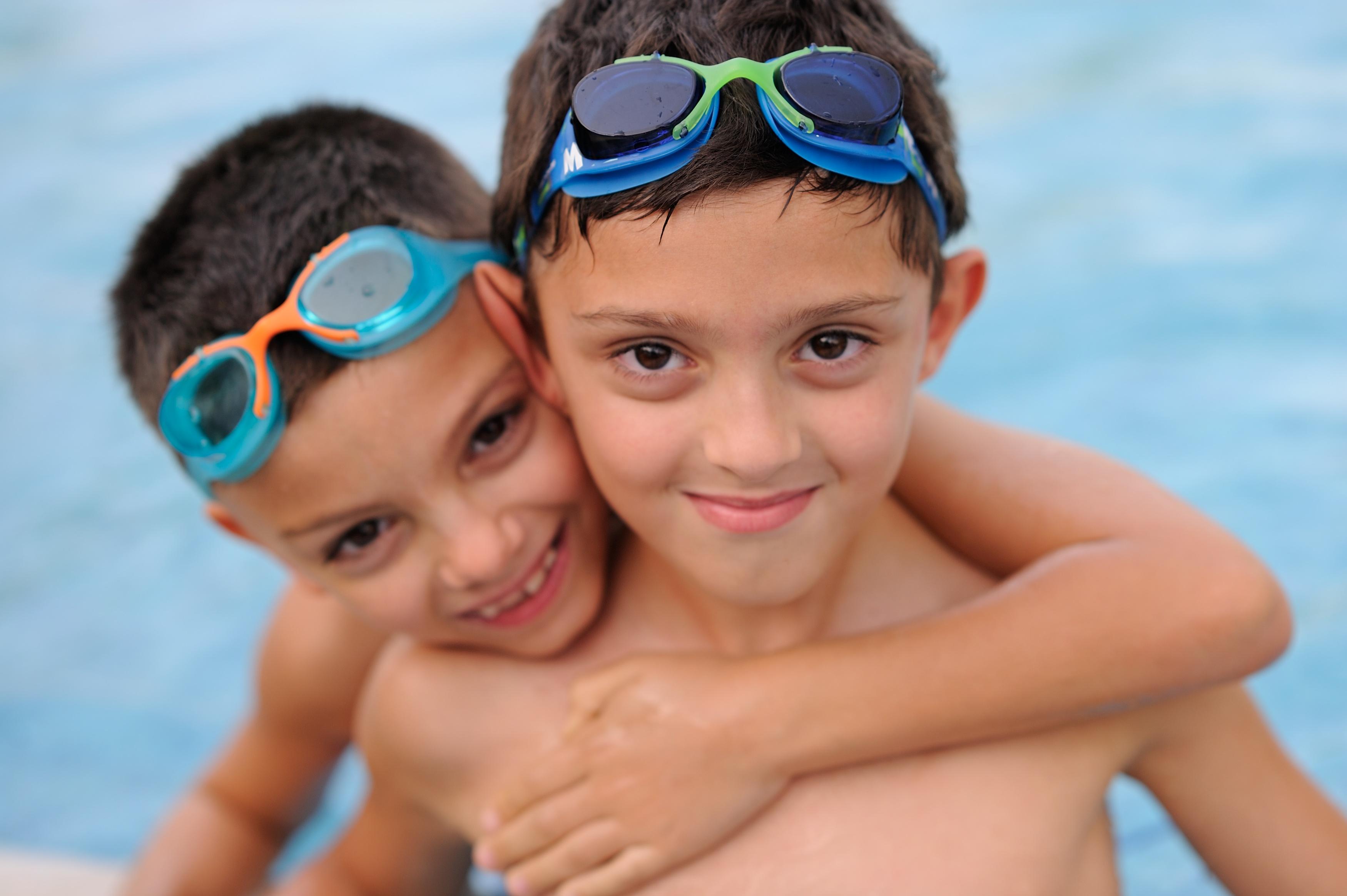 Moevenpick Hotel & Resort Al Bida'A Salmiya Luaran gambar Two boys wearing swim goggles