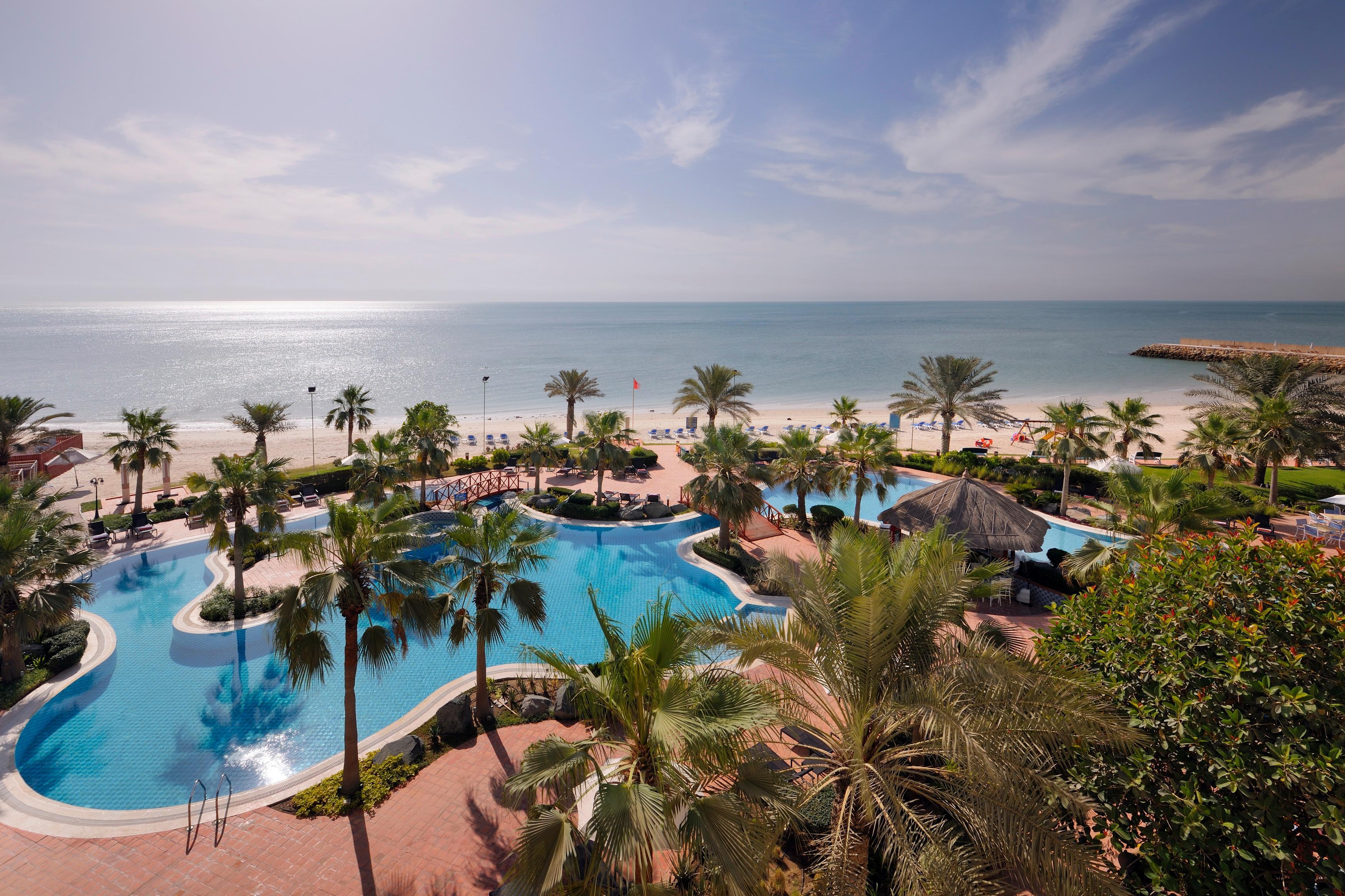 Moevenpick Hotel & Resort Al Bida'A Salmiya Luaran gambar The beach at the Jumeirah Beach Hotel
