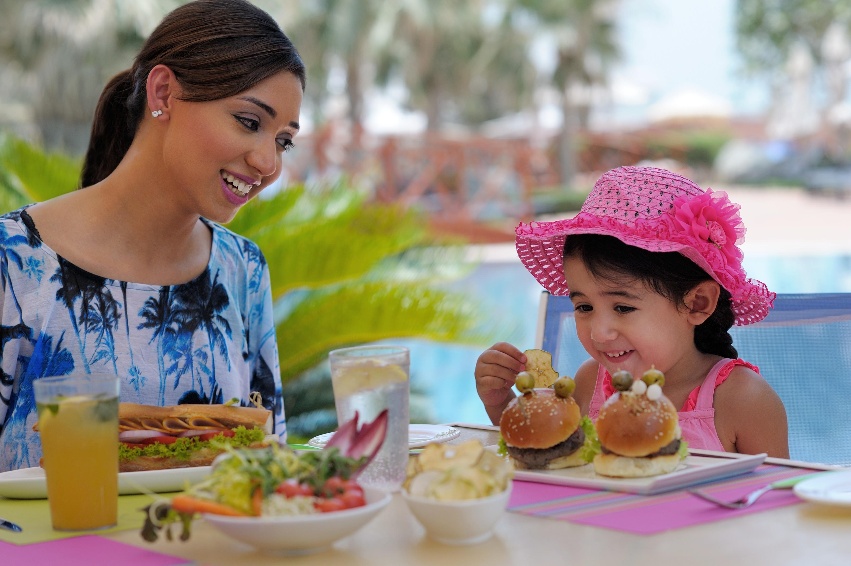 Moevenpick Hotel & Resort Al Bida'A Salmiya Luaran gambar A mother and daughter eating lunch