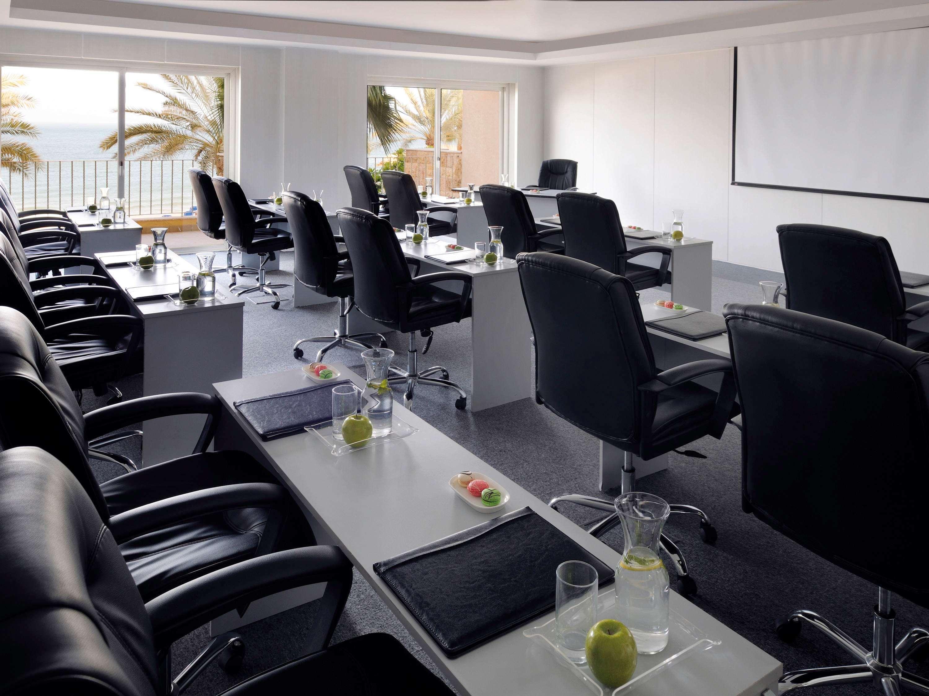 Moevenpick Hotel & Resort Al Bida'A Salmiya Luaran gambar Meeting room