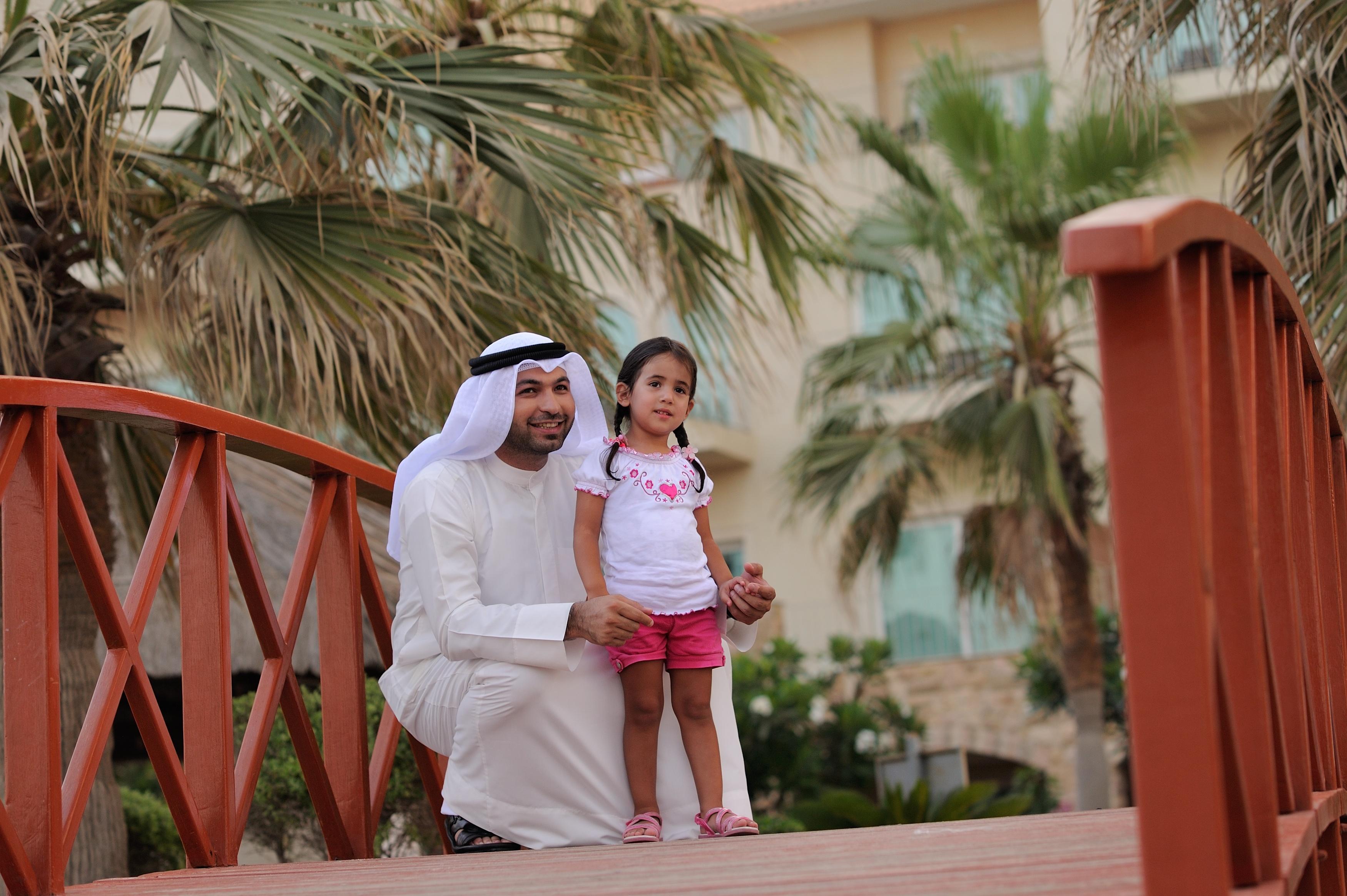 Moevenpick Hotel & Resort Al Bida'A Salmiya Luaran gambar A father and daughter in Al-Shaqra, Saudi Arabia