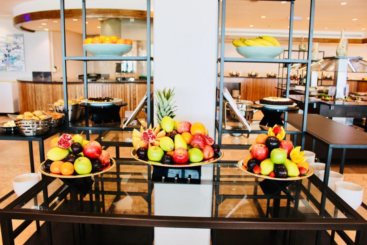 Moevenpick Hotel & Resort Al Bida'A Salmiya Luaran gambar Fruit display at a buffet